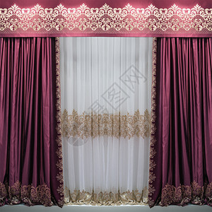 边紫色窗帘上面有首饰和白色的半透图片