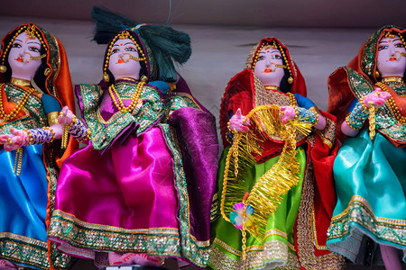 特写三个色彩鲜艳的印度娃穿着鲜艳的衣图片