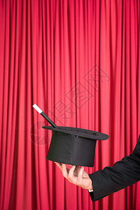 经典魔术师顶帽子和魔杖在舞台上背景图片