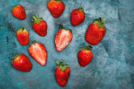 在桌面上切成熟的红草莓浆果图片