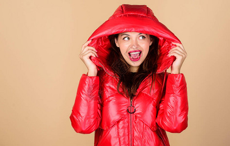 下雪或下雨我都准备好了女孩喜欢穿着带罩的明亮夹克保暖外套舒适的羽绒服红色寻找合适的冬季夹克对于愉快的图片