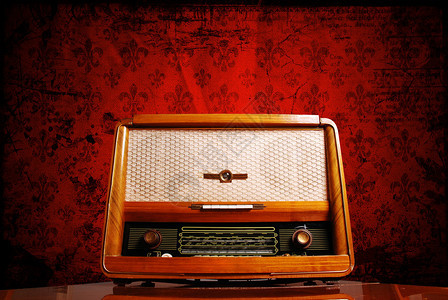 红色背景上的老式收音机图片