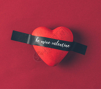 红色心脏的顶部视图在绝缘胶带下用字词表示是我的情人节图片