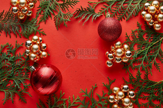 上方有闪亮的圣诞装饰和红色背景与复图片
