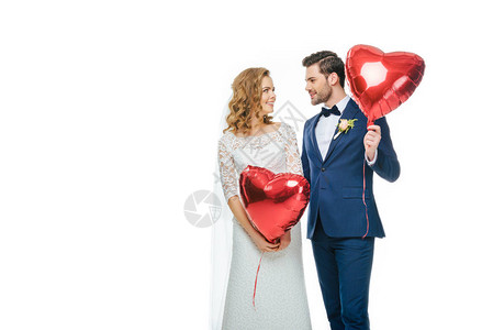有红心形气球的婚情夫妻图片