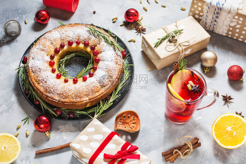 传统自制圣诞蛋糕有干莓果和马勒德葡萄酒图片