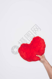 红色心脏枕头的男子在白日情人节白日图片