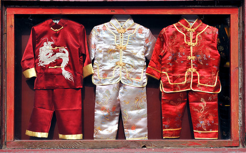 北京一家商店的传统丝绸儿童衣服图片