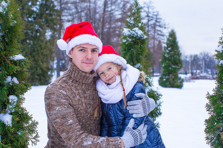 快乐的父亲和孩子戴着圣诞帽户图片