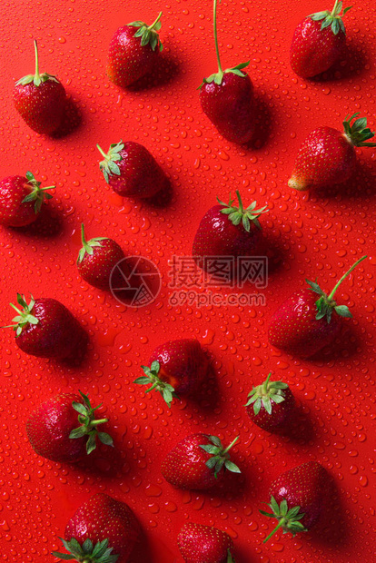 带水滴的红色表面草莓的顶视图图片