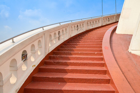 红色混凝土楼梯的照片背景图片