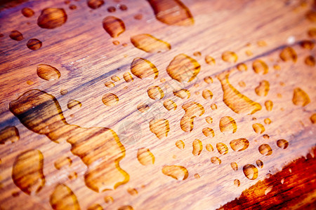 雨后轨上的雨滴图片