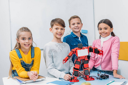 快乐的学童与红电动机器人在干类中图片