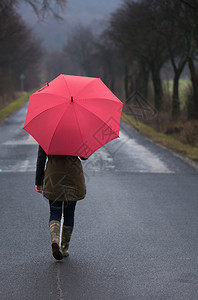 白日下雨妇女图片