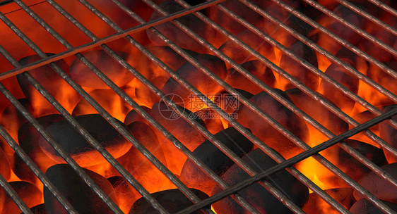 在烧烤台上燃烧热煤由普通的铁棍烤炉图片