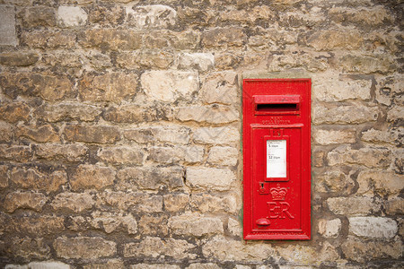 安装在科茨沃尔德石墙上的传统老英国红色邮箱图片