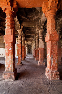 一座古老印度寺庙的内部图片