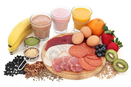 健康和健美高蛋白食物与补充粉末冰沙乳制品水果谷物种子豆类和坚图片