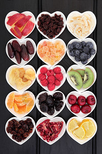 干燥和新鲜的混合水果超食品选择在心脏形状的碗中而不图片