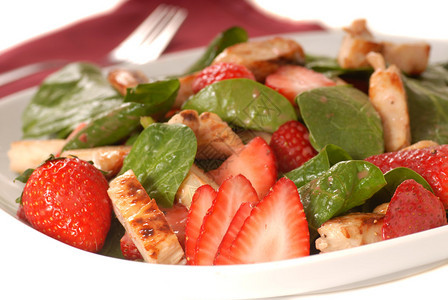 新鲜菠菜草莓沙拉配烤鸡背景图片