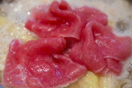 日本餐厅的火锅猪肉片图片