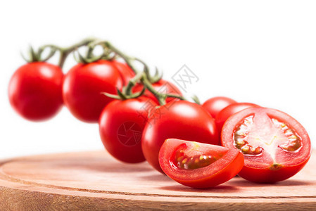 新鲜成熟的樱桃番茄图片