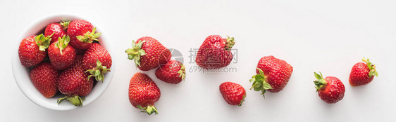 白碗上新鲜成熟草莓的全景照片图片