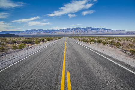 穿越干热沙漠的长公路图片