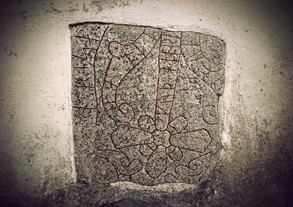 花岗岩石上的红色古代铭文背景图片