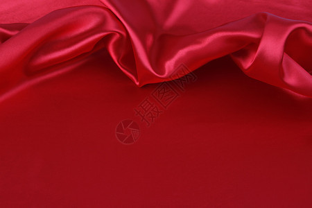 红丝织物褶皱的特写图片