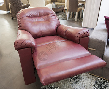 家具陈列室的红色皮革斜倚扶手椅图片