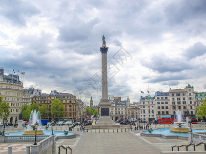 从美术馆门廊收看伦敦特拉法加尔广场的景象图片