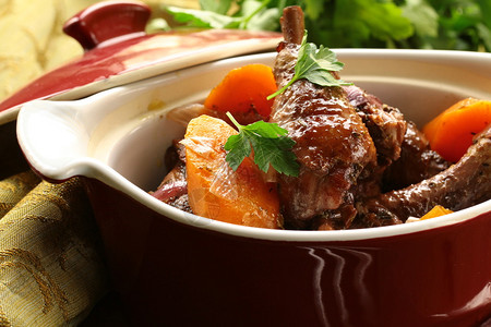 法国传统美食葡萄酒中的鸡肉coq图片