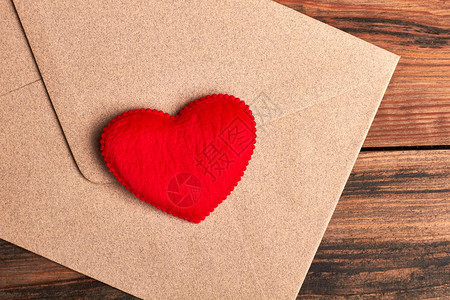 红心写在信封上用心写在木头上的信图片