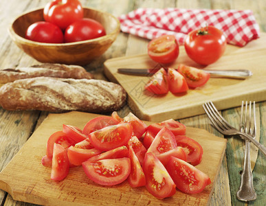桌子上的西红柿和面包图片