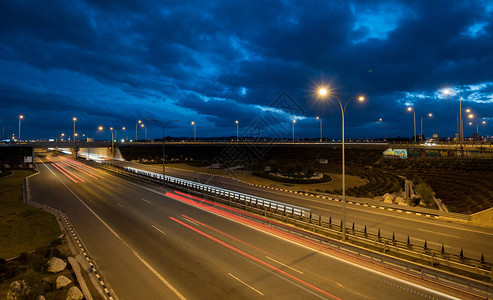 夜晚深夜在塞浦路斯尼科西亚高速公路上快速行驶的汽车发出的灯光路图片