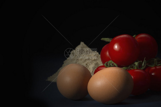 新鲜棕红蛋樱桃西红柿和面粉图片