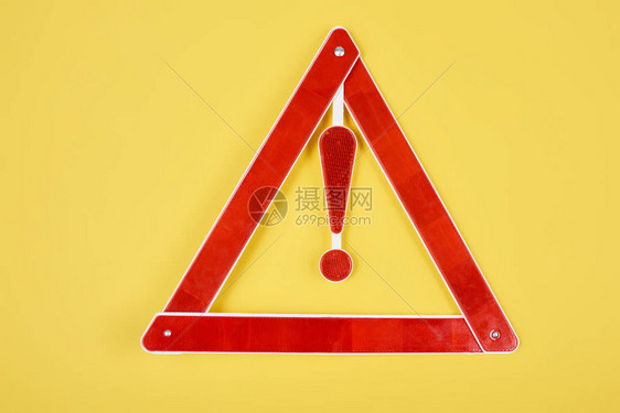 在黄色上隔离的三角警告图片