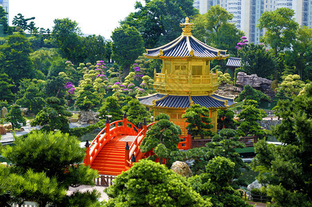 在香港九龙市南连花园的金塔和红桥图片