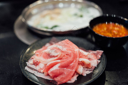 煮饭煲汤用肉牛猪肉鸡蛋和蔬菜煮饭背景