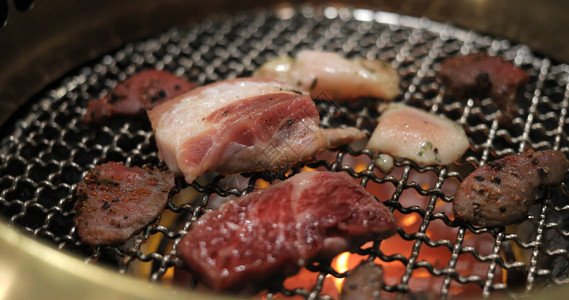 日本餐厅的烤牛肉背景图片