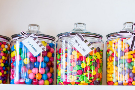 精品糖果店里装满不同糖果的罐子图片素材
