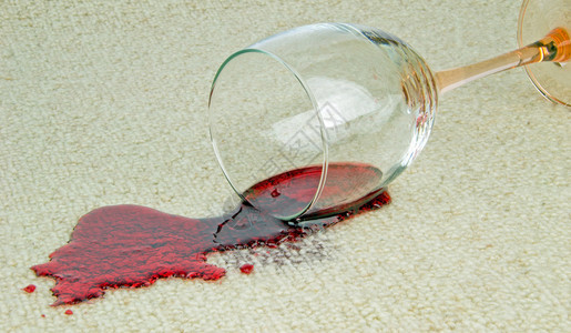 一杯洒在地毯上的红酒图片