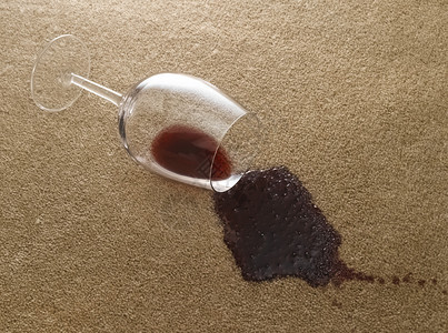 地毯上的一杯红酒图片