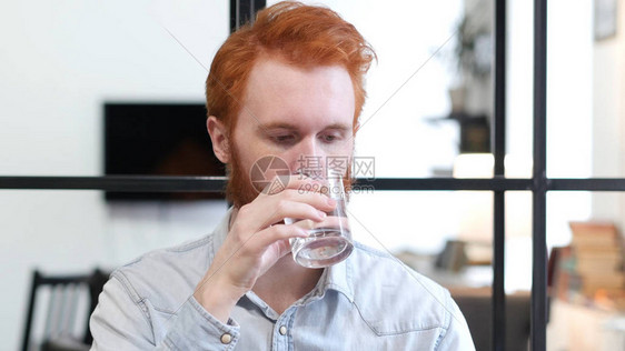 喝水的人像图片
