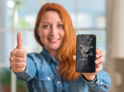 红发女人拿着坏掉的智能手机图片