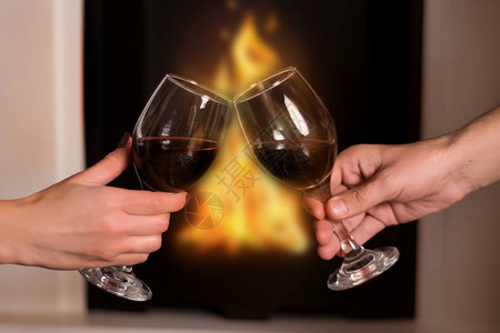男性手拿红酒杯图片