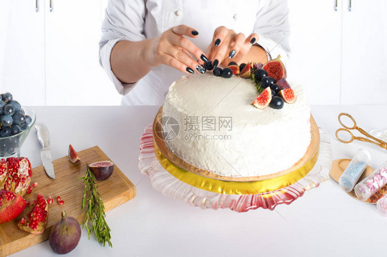 糖果商用水果装饰蛋糕图片