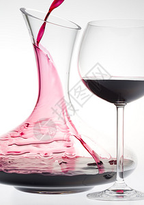 酒杯和玻璃瓶加红酒图片