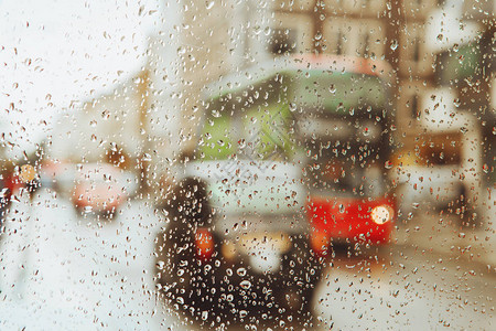 伦敦公交车的玻璃和红色灯光下的雨图片